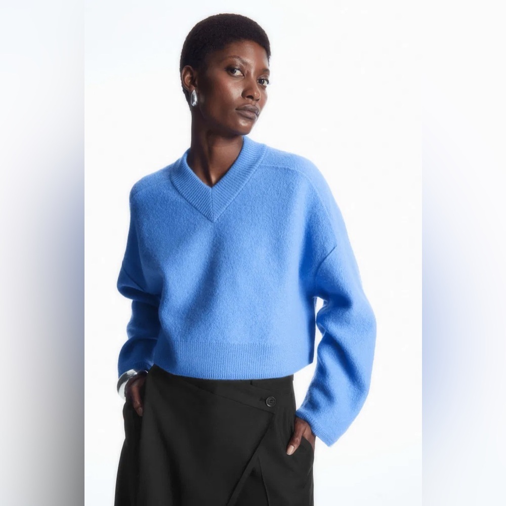 Cos Cropped V Neck Wool Relaxed Fit Jumper In Sky Blue - Picture 7 of 8
